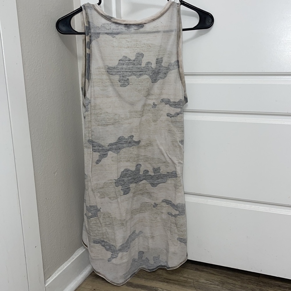 Camo V-neck Express Tank - Picture 4 of 5